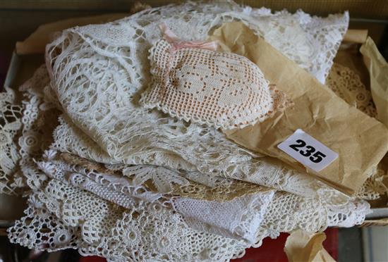 Lace collars & mats